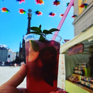 Kráčíte Olomoucí a nevíte čím sa osvěžit? Co třeba limonada z ČERNÉHO RYBÍZU S BEZOVÝM KVĚTEM s trochou čerstvé máty😋...